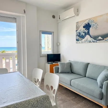 Giulio's - Beachfront Apartment